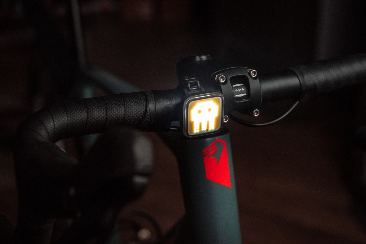 Фонарь передний Knog Blinder Skull Front