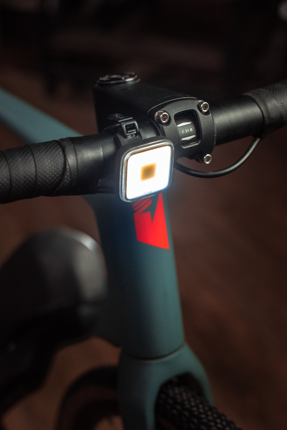 Фонарь передний Knog Blinder Square Front