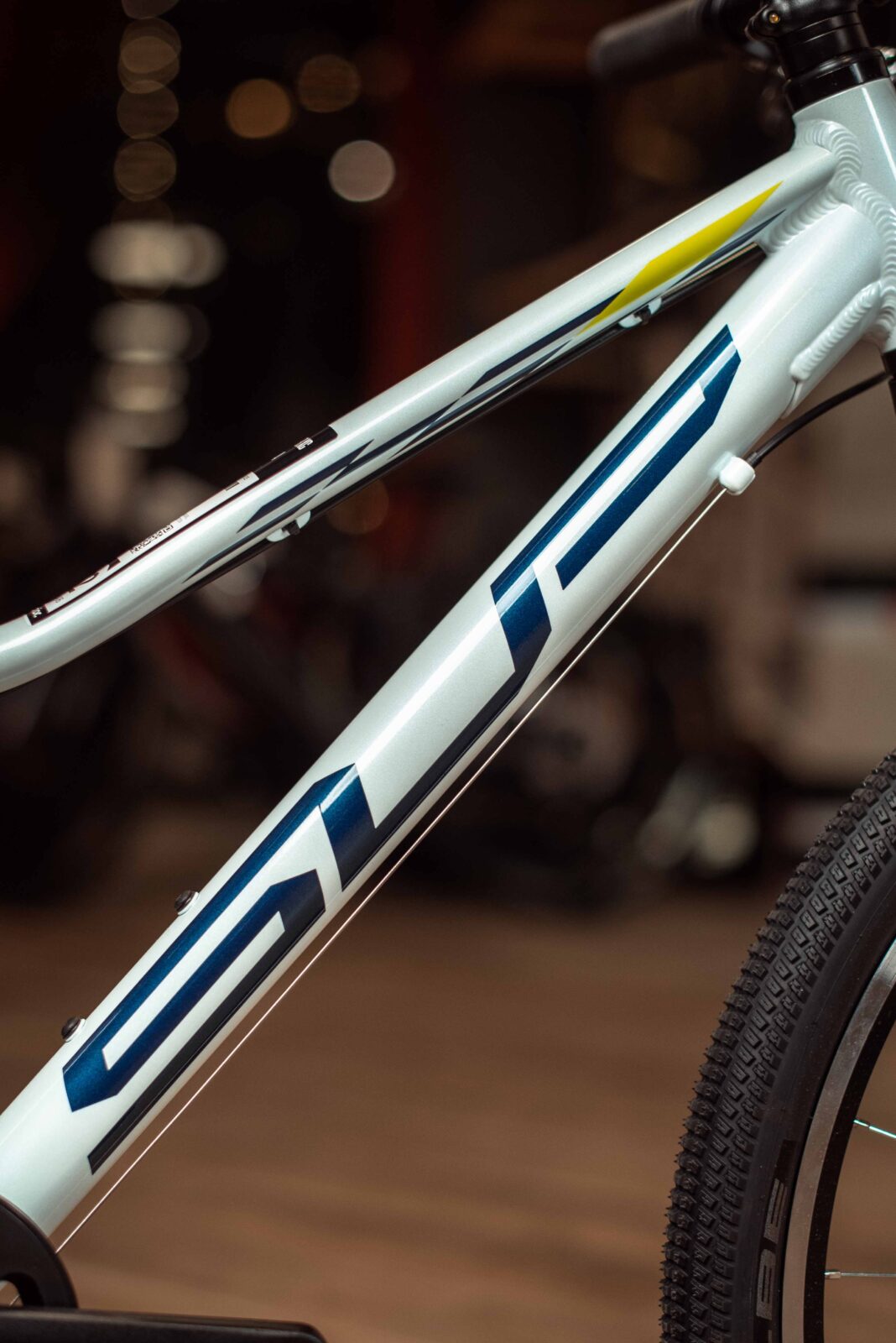 Велосипед Superior Racer XC 24 Gloss White/Petrol Blue/Neon Yellow