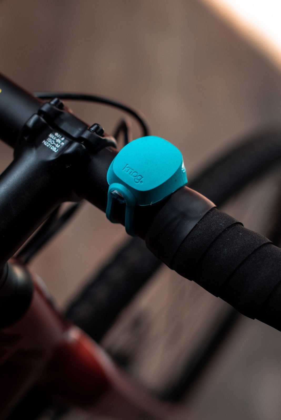 Фонарь передний Knog Frog V3 Front Awesome Aquamarine