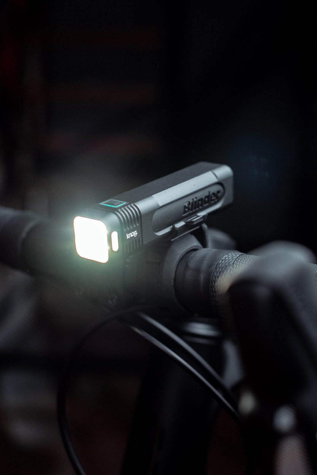 Фонарь передний Knog Blinder 600