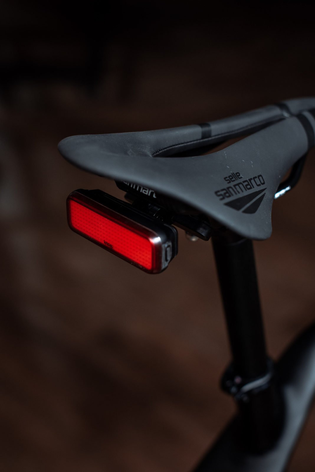 Фонарь задний Knog Blinder Link Saddle Mount