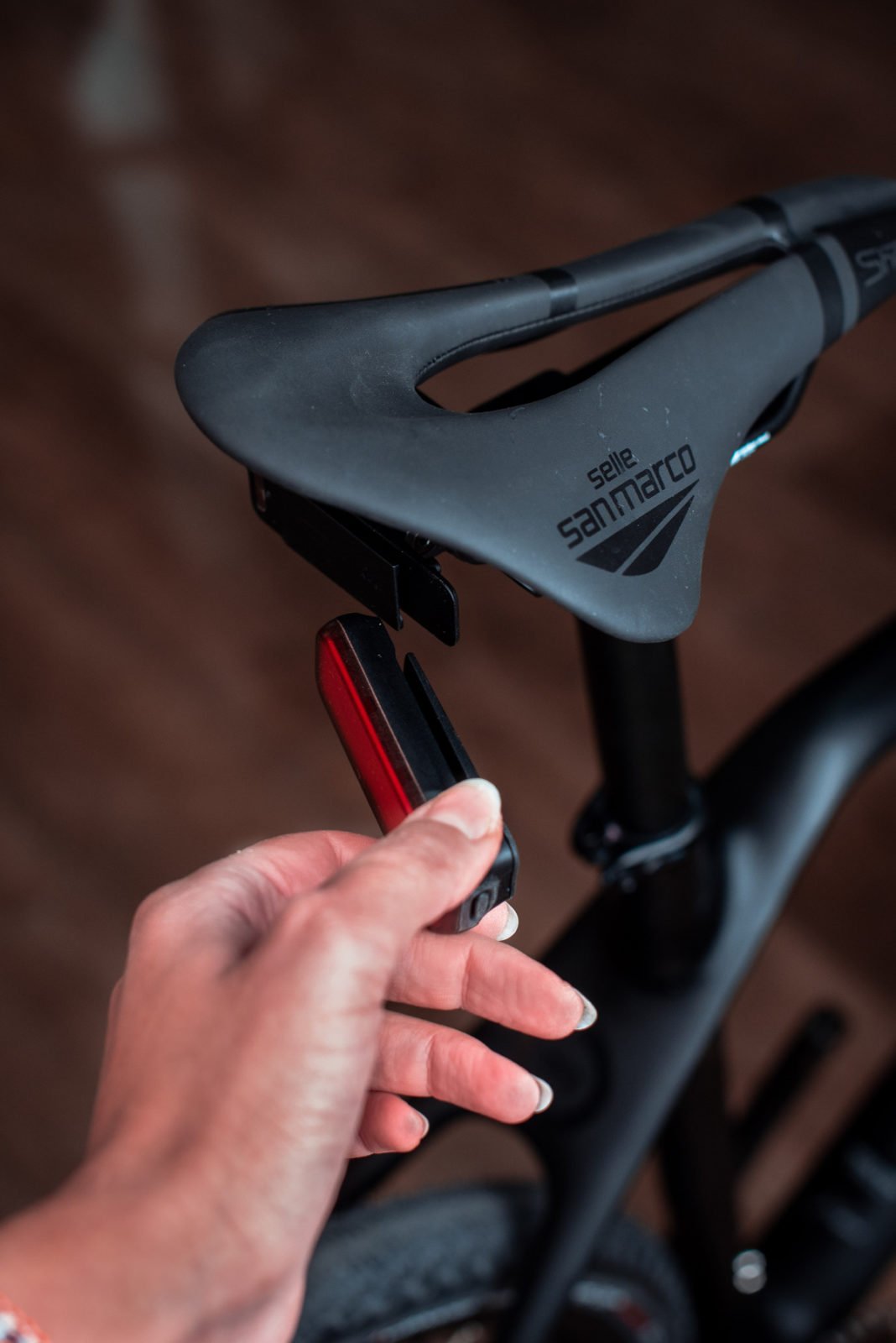 Фонарь задний Knog Blinder Link Saddle Mount