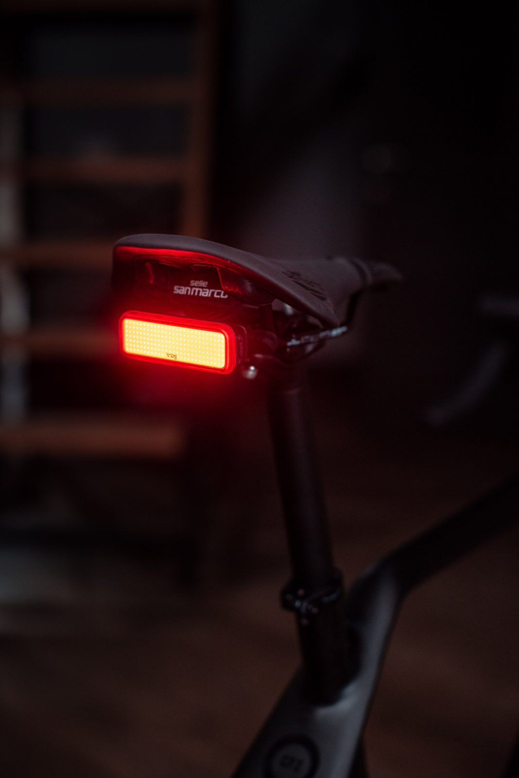 Фонарь задний Knog Blinder Link Saddle Mount