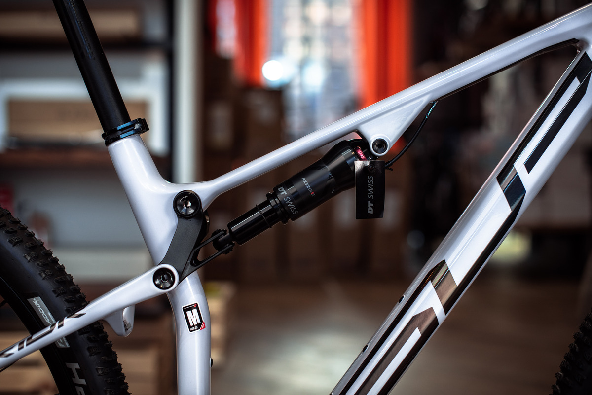 Велосипед Superior XF 929 RC Gloss White/Hologram Black