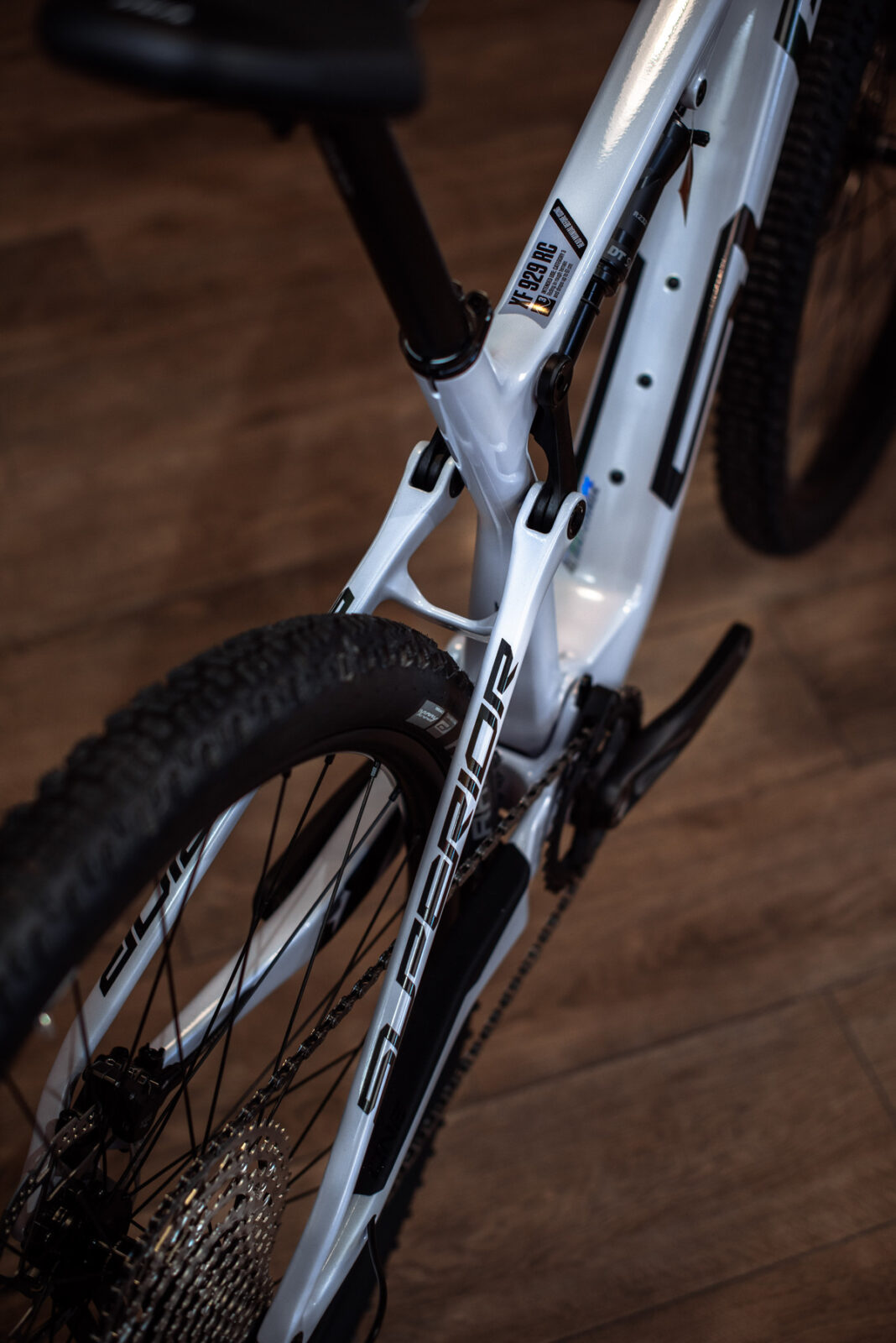 Велосипед Superior XF 929 RC Gloss White/Hologram Black