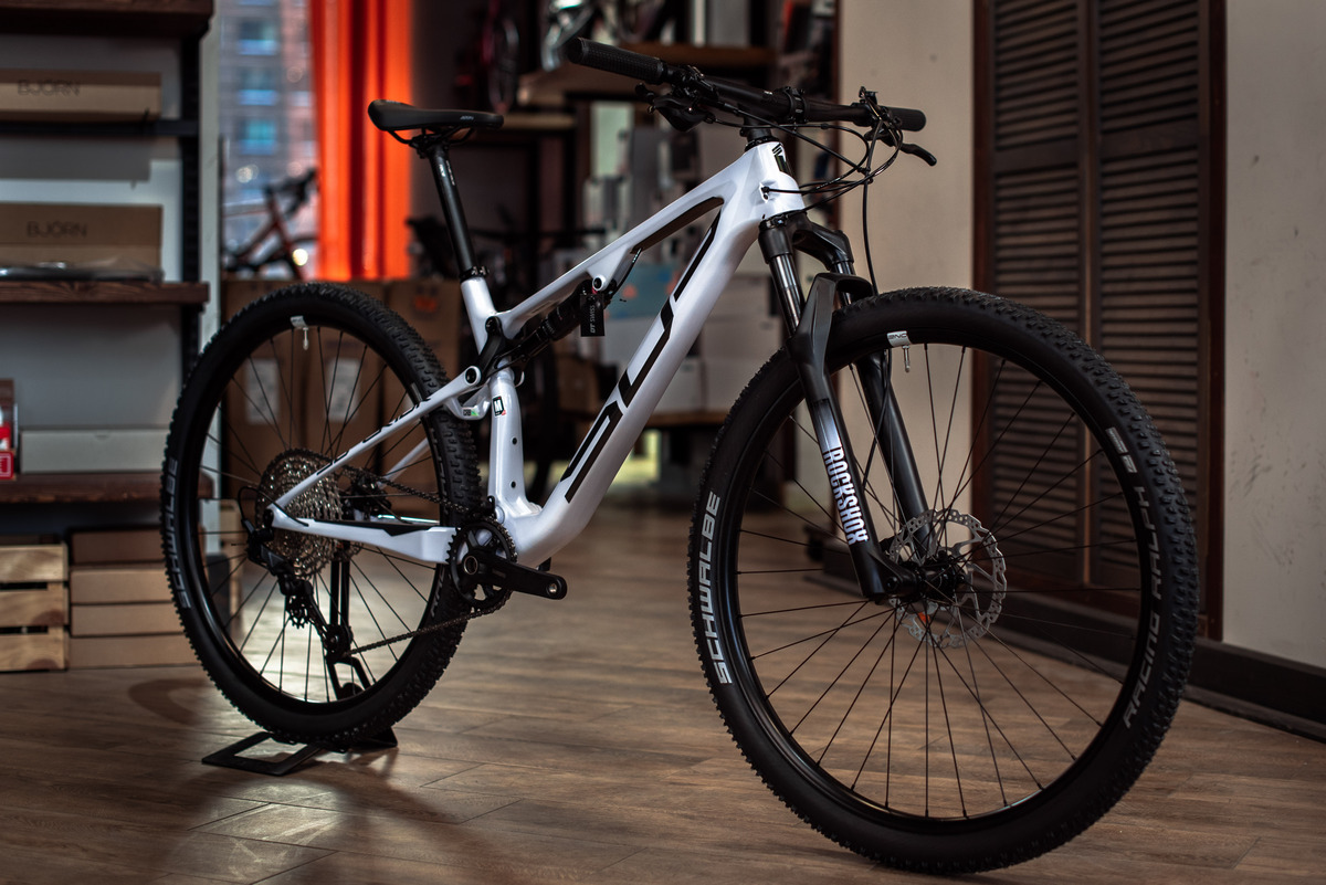 Велосипед Superior XF 929 RC Gloss White/Hologram Black