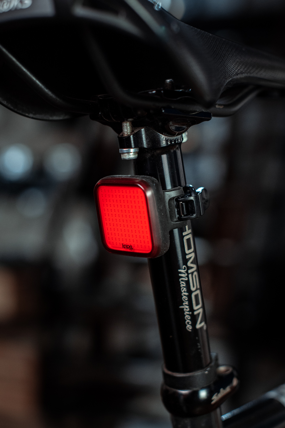 Фонарь задний Knog Blinder Grid Rear
