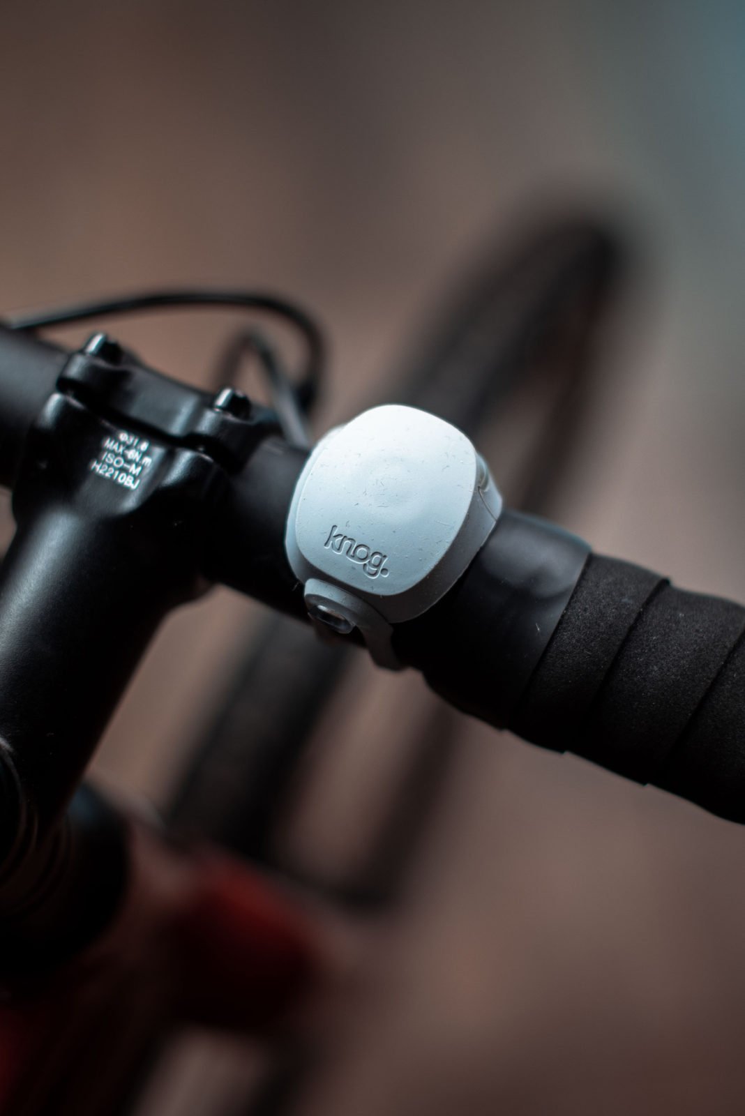 Фонарь передний Knog Frog V3 Front Abyss Grey