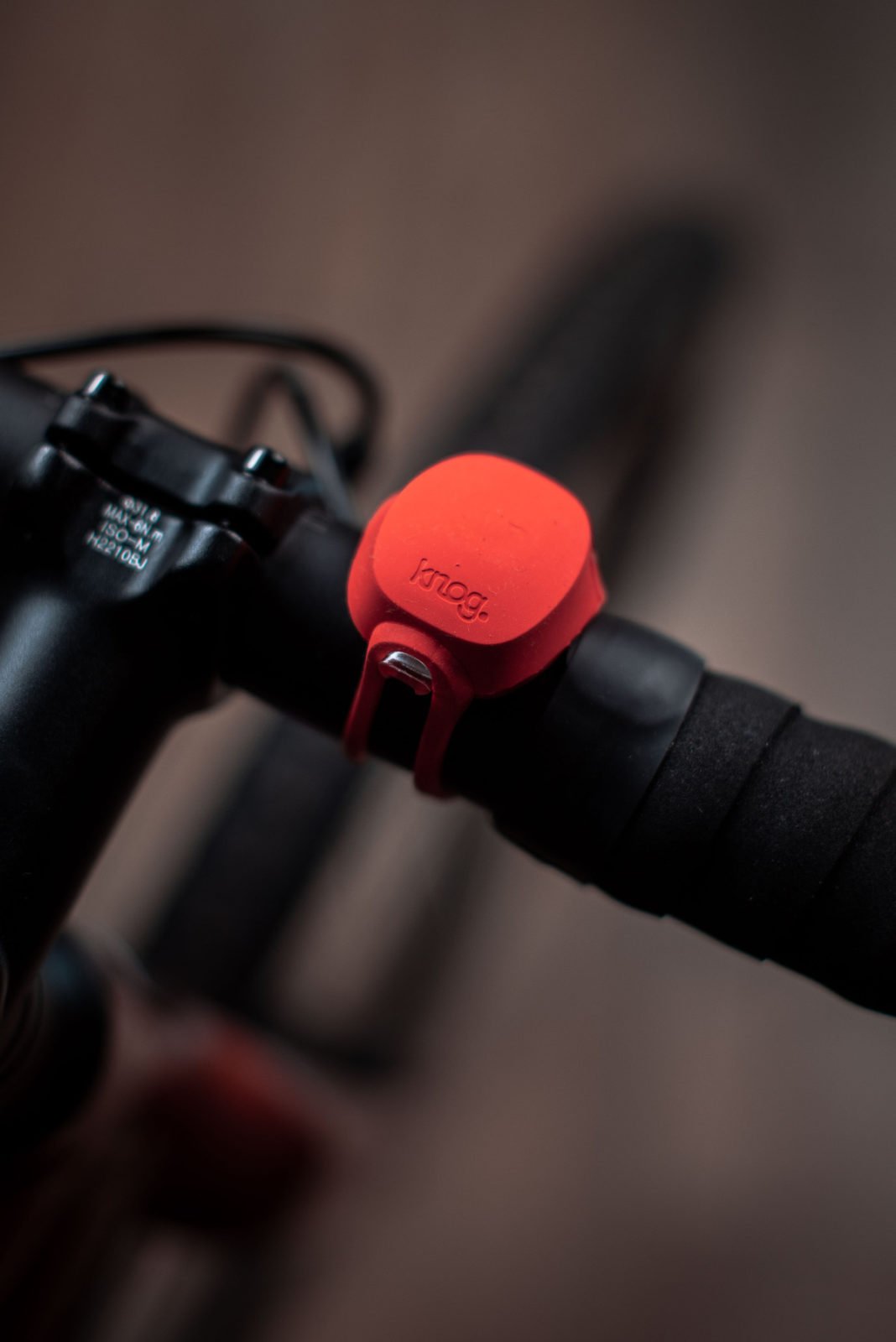 Фонарь передний Knog Frog V3 Front Tequila Sunrise