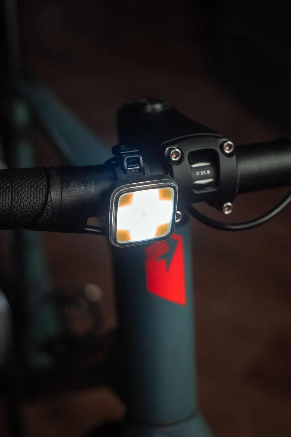 Фонарь передний Knog Blinder Grid Front