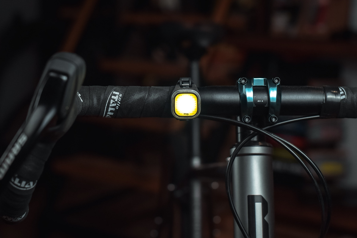 Фонарь передний Knog Blinder Mini Square Front