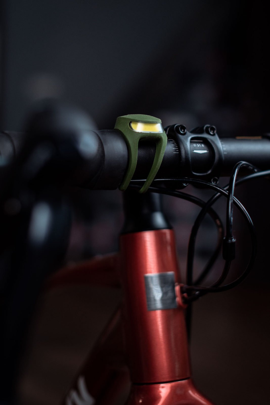 Фонарь передний Knog Frog V3 Front Army Jacket Green